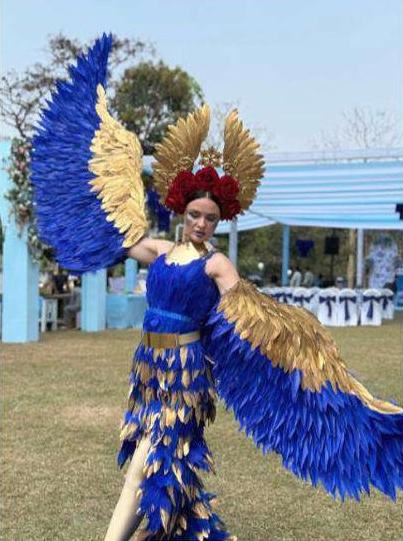 Costumed ambience performer