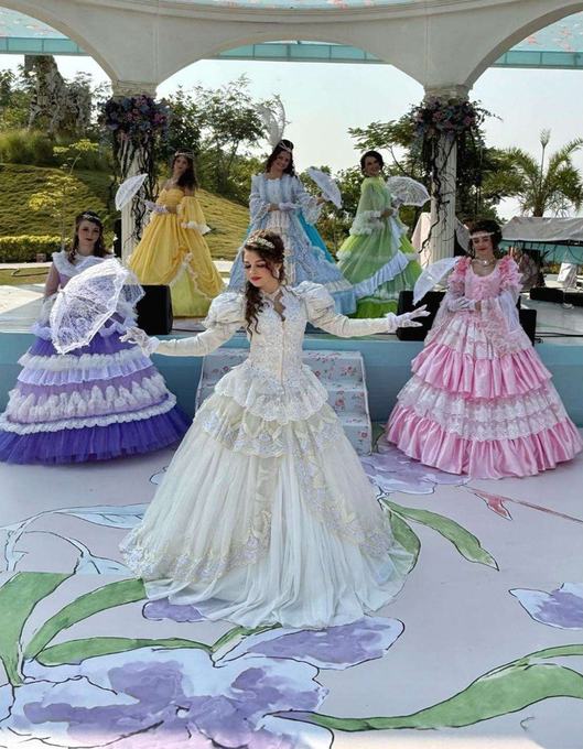 Performers in Regency costume