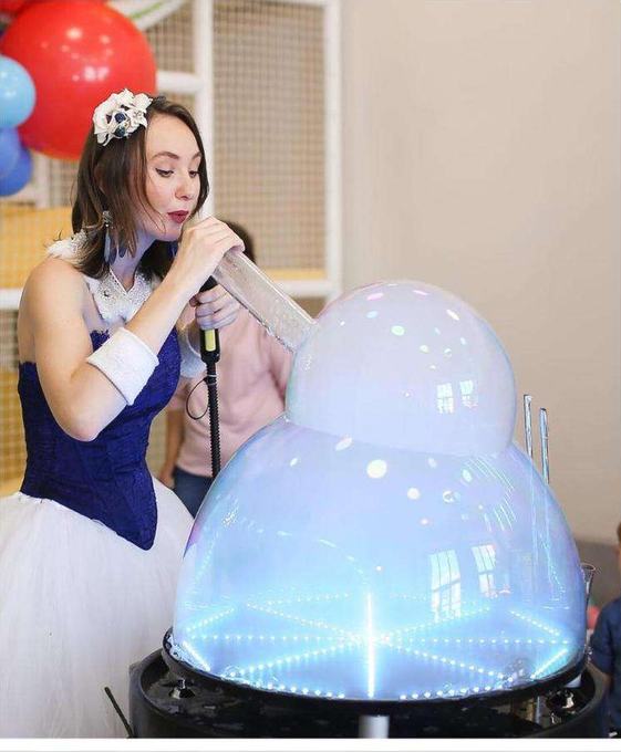 Bubble show performer