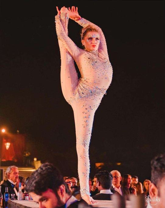 Contortionist mid-balance